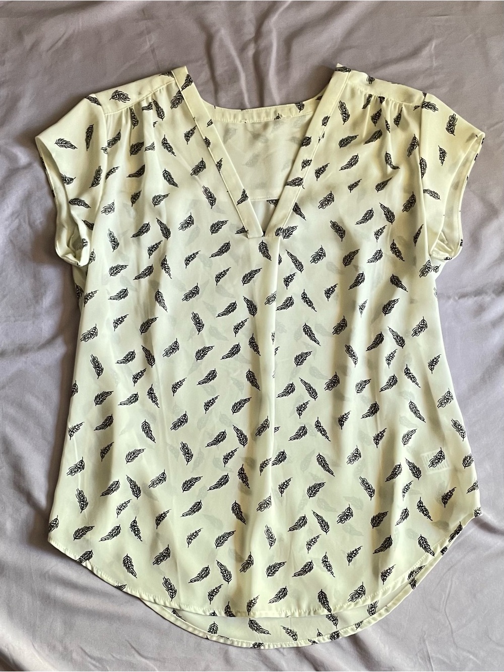 Monday Fun White Feather Print V-Neck Blouse Small Stitch Fix High Low Top